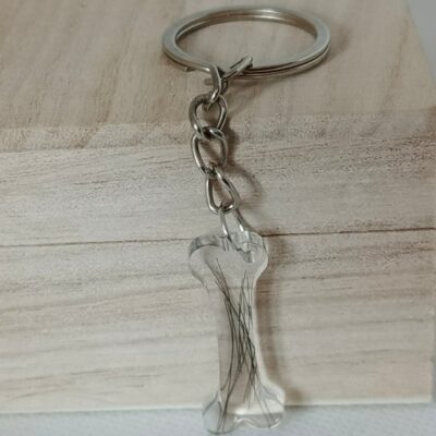 brelok kość z sierścią psa