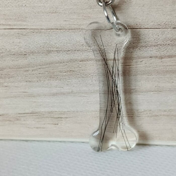 brelok kość z sierścią psa z bliska