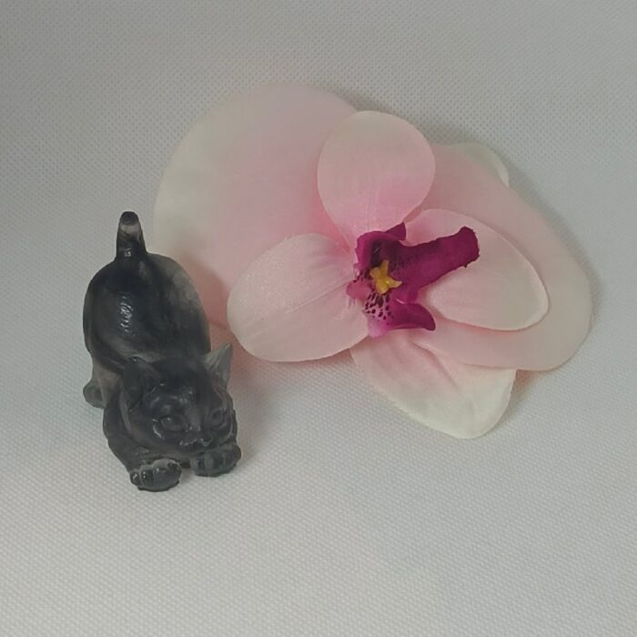 figurka kotka z sierścią pupila