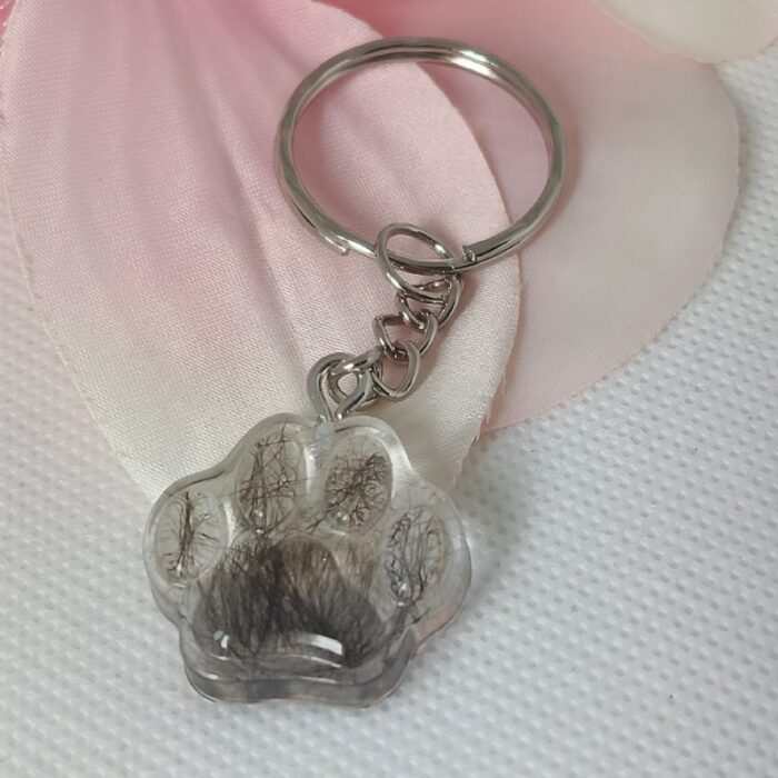 brelok pamiątka w kształcie łapy psa z sierścią